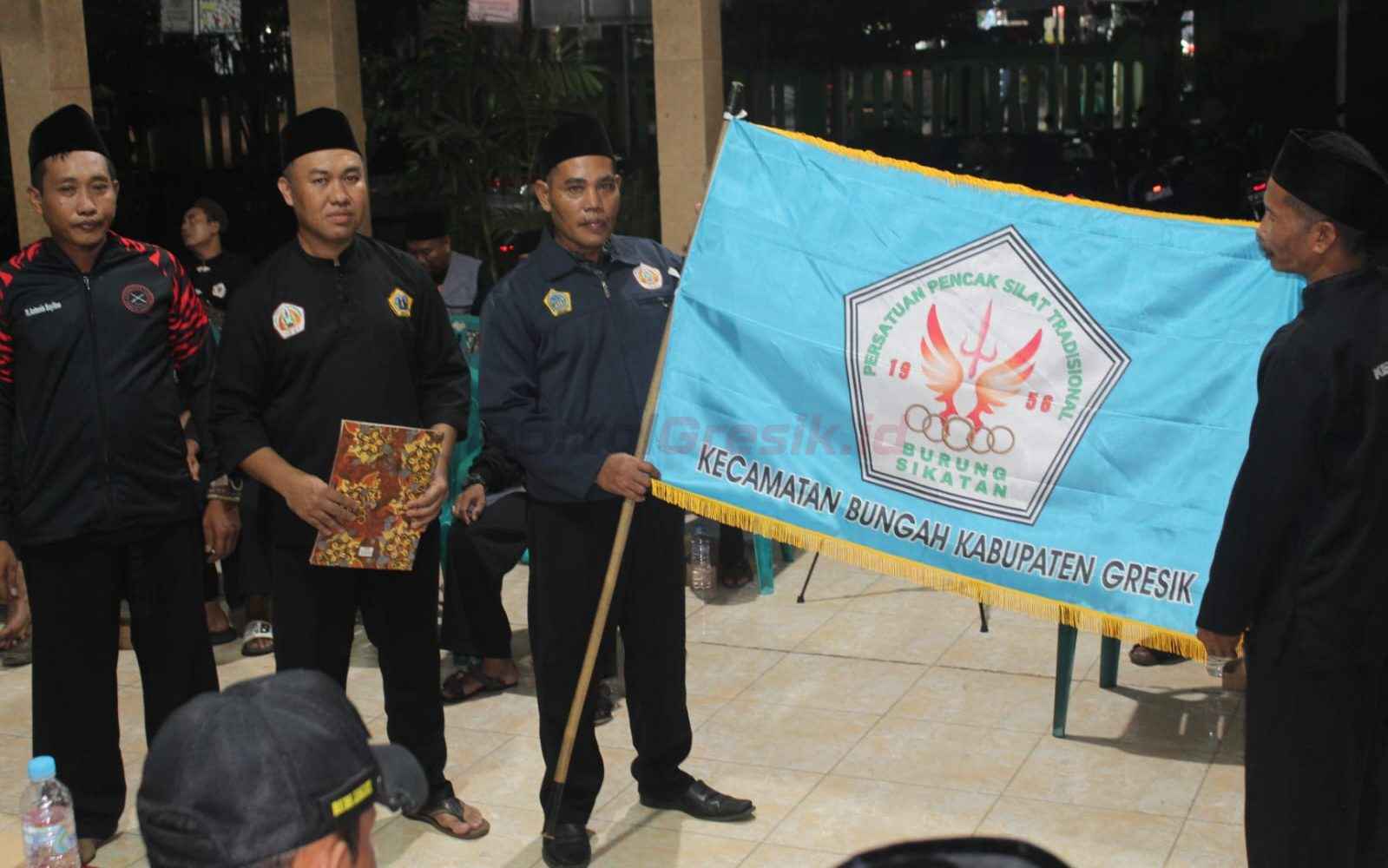 Prosesi serah terima jabatan dan pengukuhan pengurus Persatuan Pencak Silat (PPS) Tradisional Burung Sikatan Kecamatan Bungah masa bakti 2025-2030 di Pendopo Kecamatan Bungah, Minggu (05/01/2025)