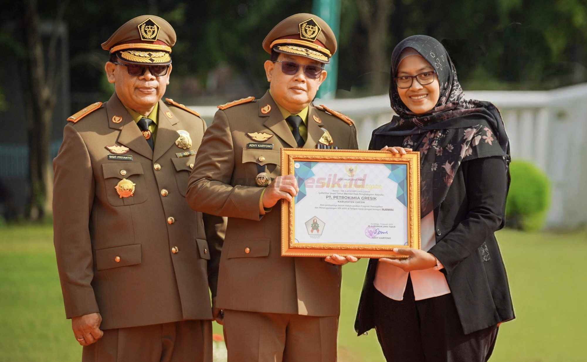Perwakilan Insan PG saat menerima penghargaan Platinum, atau apresiasi tertinggi dalam program _Pencegahan & Penanggulangan HIV-AIDS (P2HIV_AIDS) di Tempat Kerja_ dari Pj Gubernur Jatim, Adhy Karyono