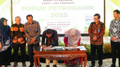 Dirut PG, Dwi Satriyo Annurogo (4 dari kanan) didampingi DKU PG, Robby Setiabudi Madjid saat menyaksikan penandatanganan SPJB bersama 73 mitra produksi pupuk Petroganik oleh SVP Mitra Bisnis, Eko Suroso (6 dari kanan) di Gresik