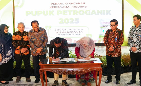 Dirut PG, Dwi Satriyo Annurogo (4 dari kanan) didampingi DKU PG, Robby Setiabudi Madjid saat menyaksikan penandatanganan SPJB bersama 73 mitra produksi pupuk Petroganik oleh SVP Mitra Bisnis, Eko Suroso (6 dari kanan) di Gresik