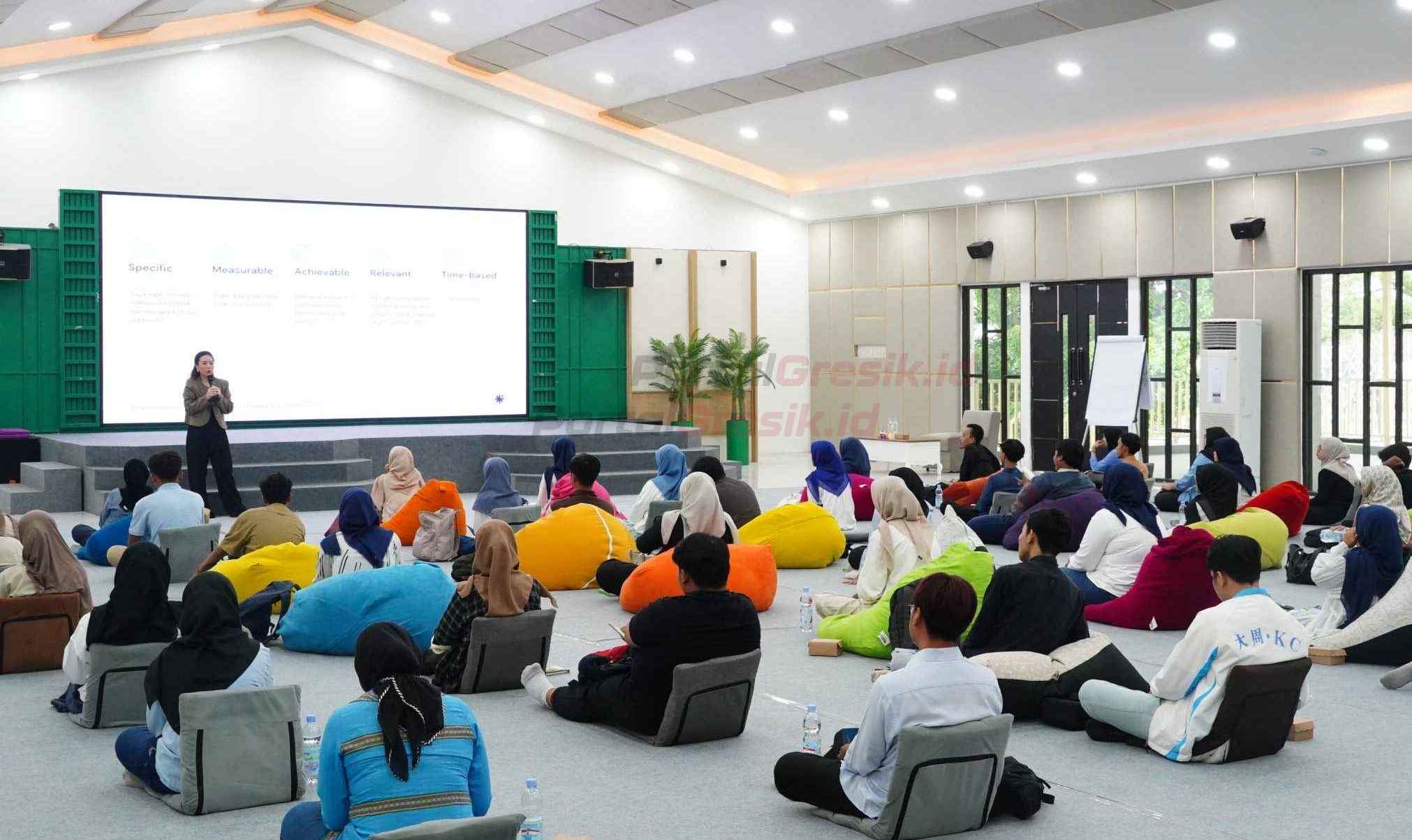 Stephanie Regina dari HALOKA TALK saat menyampaikan materi pada sesi Personal Development Training pada kegiatan Welcoming Bestro di Gresik