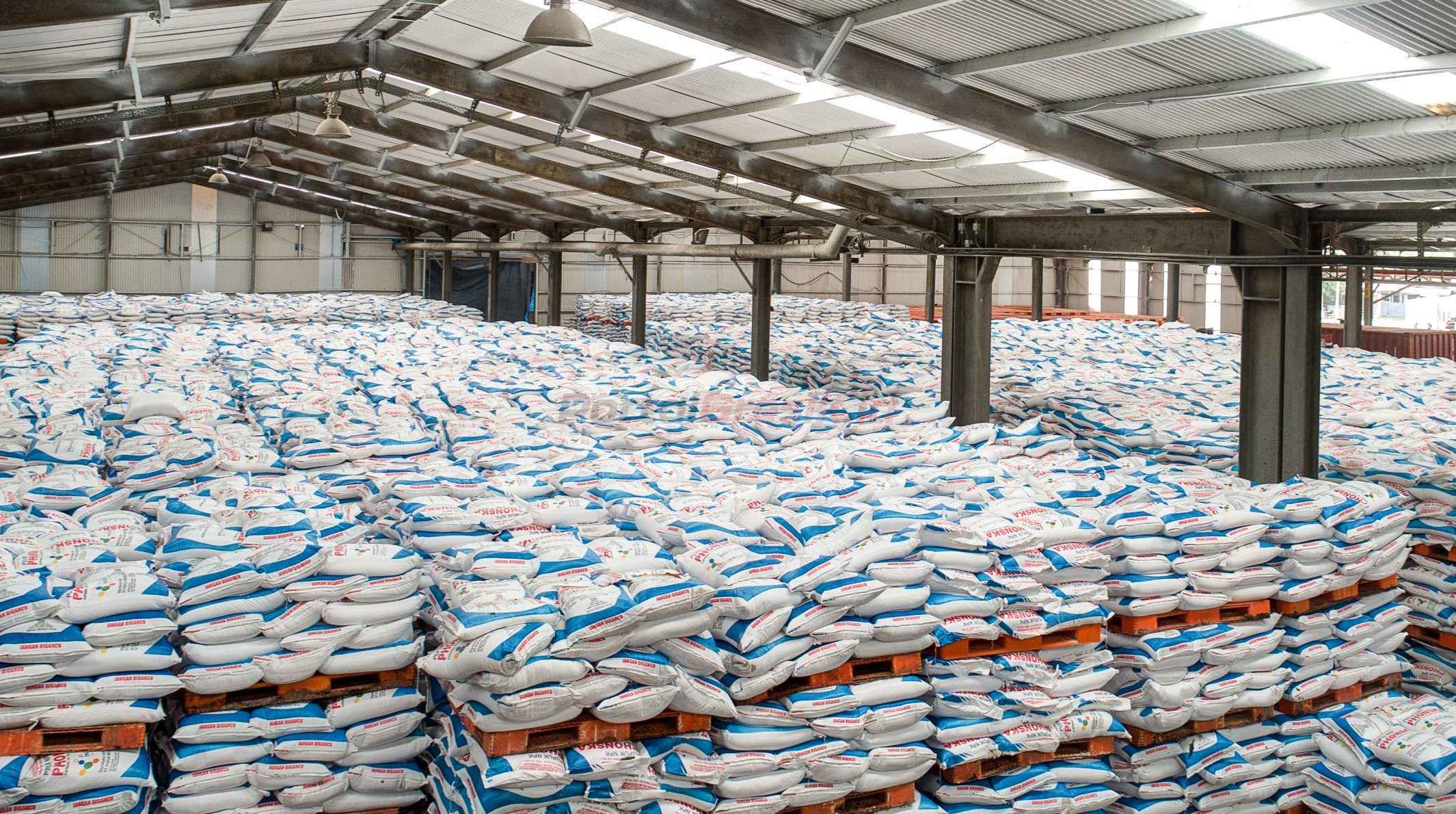 Stok Pupuk di Gudang Petrokimia Gresik