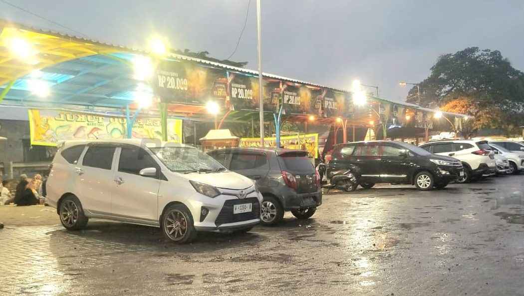lahan yang sebelumnya menjadi masalah lingkungan menjadi peluang ekonomi. Sentra PKL dan UMKM