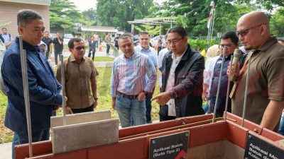 Direktur Utama SIG, Donny Arsal (kedua kiri), Direktur Supply Chain SIG, Yosviandri (keempat kiri) serta Wakil Direktur Utama BTN, Oni Febriarto Rahardjo (tengah) saat mengunjungi rumah contoh Bata Interlock Presisi SIG di Bambu Apus, Jakarta Timur, pada Jumat (27/12/2024).