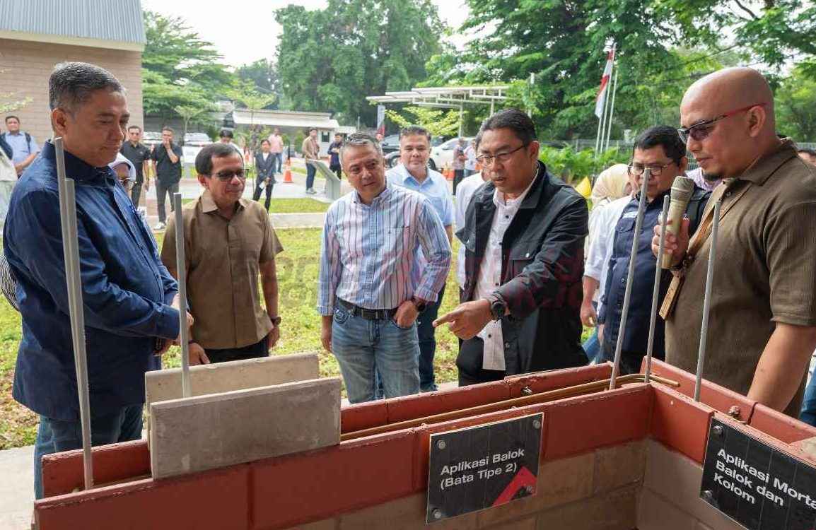 Direktur Utama SIG, Donny Arsal (kedua kiri), Direktur Supply Chain SIG, Yosviandri (keempat kiri) serta Wakil Direktur Utama BTN, Oni Febriarto Rahardjo (tengah) saat mengunjungi rumah contoh Bata Interlock Presisi SIG di Bambu Apus, Jakarta Timur, pada Jumat (27/12/2024).