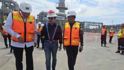 Presiden Direktur PTFI Tony Wenas (tengah) memberikan penjelasan operasional Smelter PTFI kepada Wakil Gubernur Lemhannas RI Letjen TNI Eko Margiyono (kanan) dan Direktur Sumber Daya Manusia ANTAM Achmad Ardianto (kiri) pada saat kunjungan ke lapangan