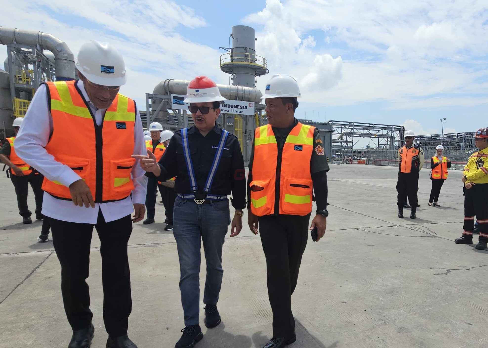 Presiden Direktur PTFI Tony Wenas (tengah) memberikan penjelasan operasional Smelter PTFI kepada Wakil Gubernur Lemhannas RI Letjen TNI Eko Margiyono (kanan) dan Direktur Sumber Daya Manusia ANTAM Achmad Ardianto (kiri) pada saat kunjungan ke lapangan