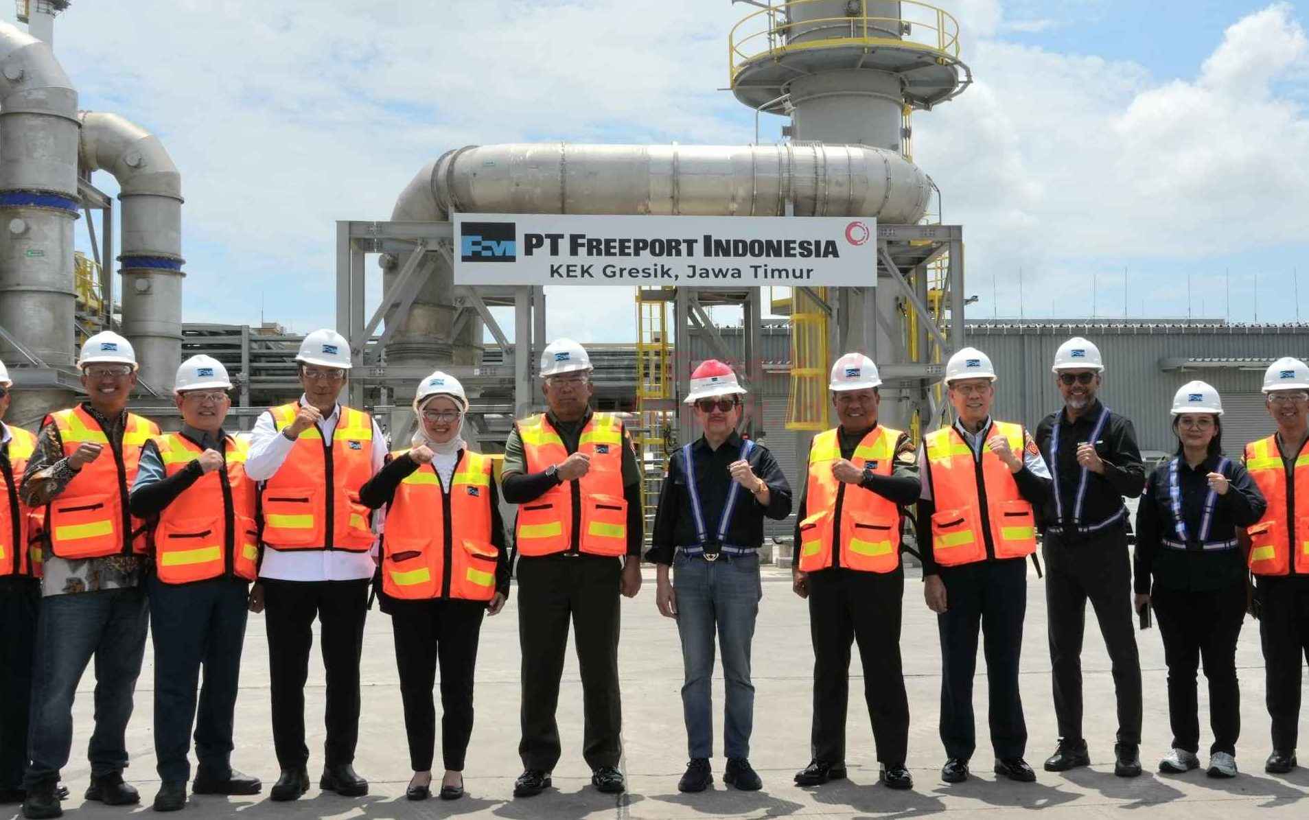 Foto bersama jajaran PT Freeport Indonesia, Lemhannas RI, dan ANTAM di area Anode Casting (Pencetakan Anoda).