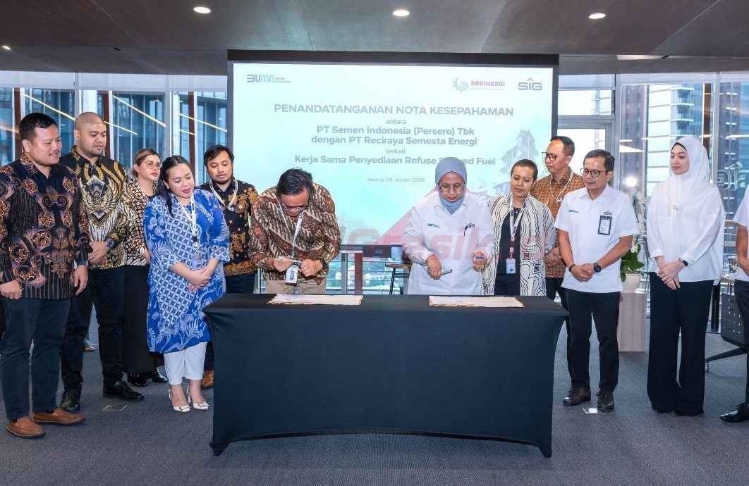 Direktur Operasi SIG, Reni Wulandari (kanan) dan Direktur Utama RESINERGI, Bhima Aries Diyanto menandatangani Nota Kesepahaman terkait Kerja Sama Penyediaan Refuse-Derived Fuel, disaksikan oleh Direktur Utama SIG, Donny Arsal (ketiga kanan) di Ruang Pleno Kantor Pusat SIG, South Quarter, Jakarta, pada Senin (6/1/2025).