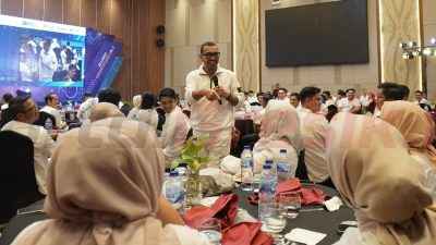 Staff Khusus Menteri BUMN Arya Sinulingga memberikan paparan tentang pentingnya optimalisasi pemanfaatan teknologi digital dan AI sesuai dengan Asta Cita Presiden Prabowo kepada peserta Workshop Influencer BUMN dengan tema "Navigating the Future of Social Media with AI Technology" yang digelar di The ZHM Premiere, Padang, Sumatra Barat, pada Sabtu (4/1/2025).
