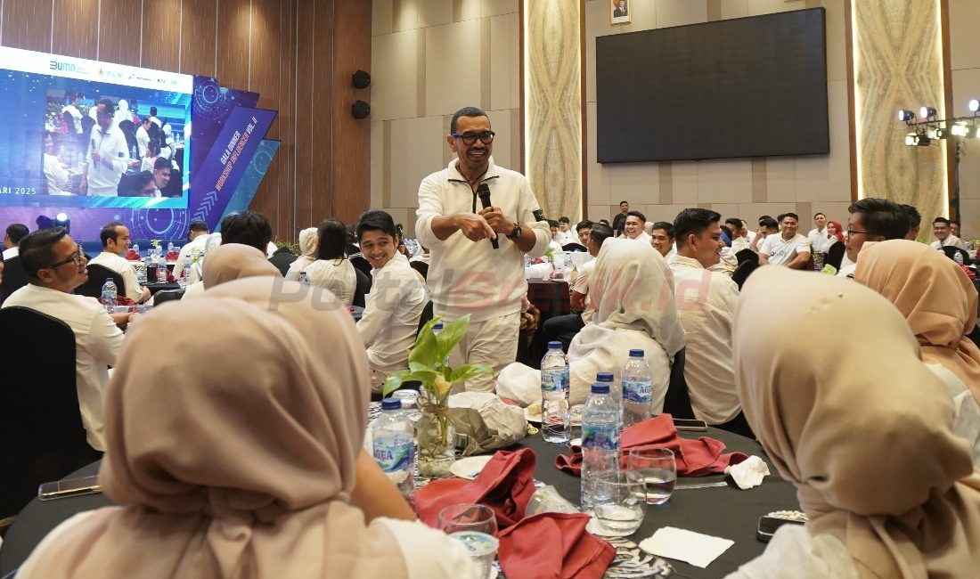 Staff Khusus Menteri BUMN Arya Sinulingga memberikan paparan tentang pentingnya optimalisasi pemanfaatan teknologi digital dan AI sesuai dengan Asta Cita Presiden Prabowo kepada peserta Workshop Influencer BUMN dengan tema "Navigating the Future of Social Media with AI Technology" yang digelar di The ZHM Premiere, Padang, Sumatra Barat, pada Sabtu (4/1/2025).