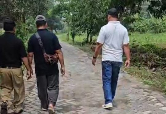 Pemdes Sumput saat kroscek pavingisasi jalan yang rusak akibat tanah ambles