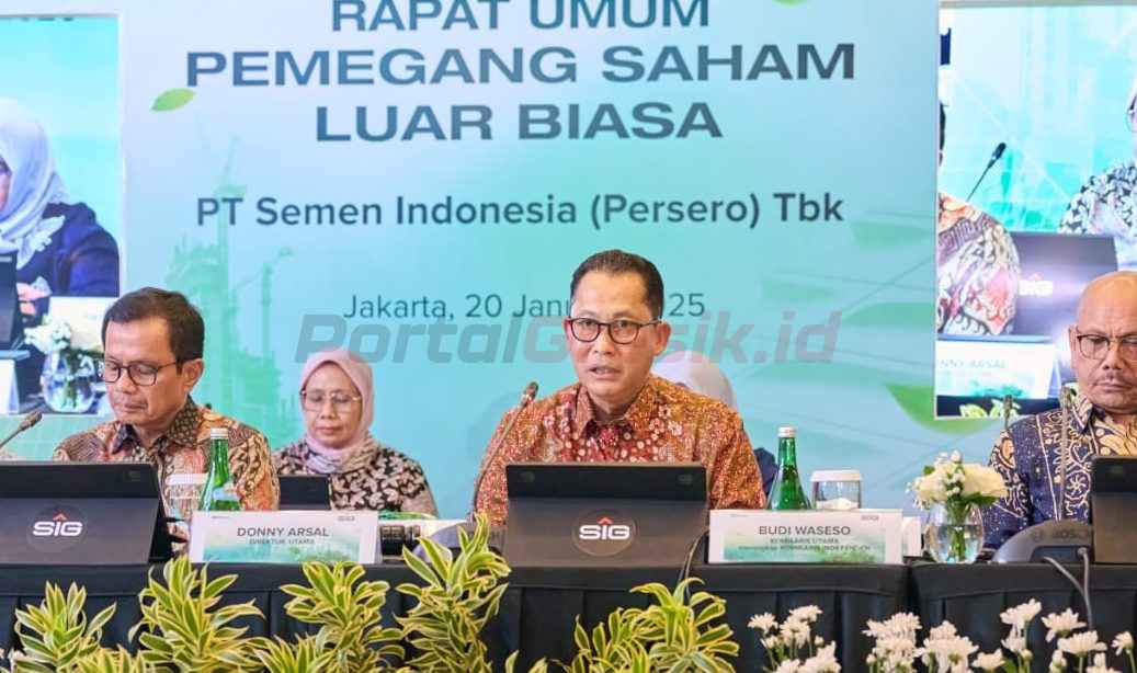 Komisaris Utama merangkap Komisaris Independen SIG, Budi Waseso (tengah) memimpin jalannya Rapat Umum Pemegang Saham Luar Biasa (RUPSLB) Tahun 2025 di Jakarta, Senin (20/1/2025).