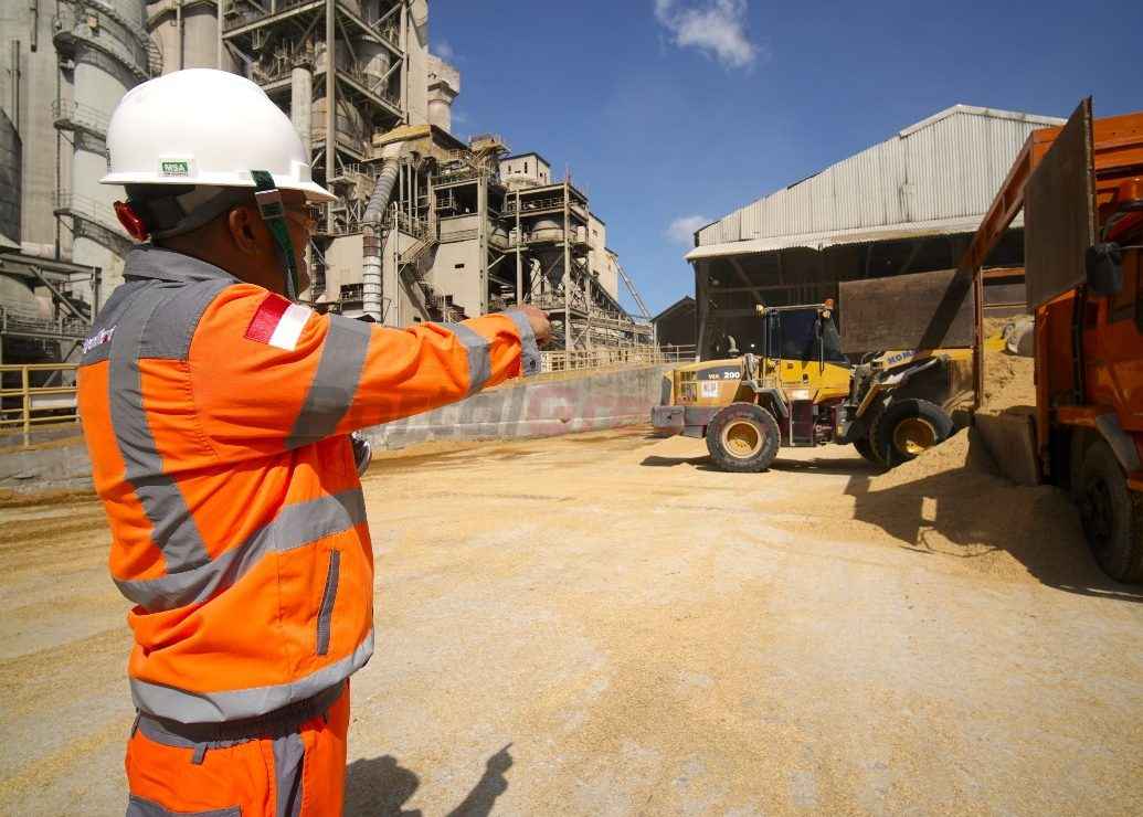 Fasilitas pengolahan limbah dan sampah menjadi bahan bakar alternatif di area green zone Pabrik Narogong, Jawa Barat.