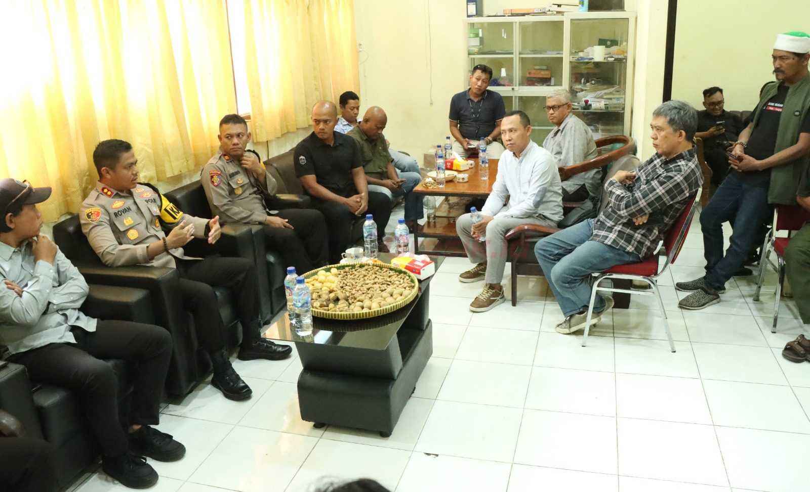 Kapolres Gresik AKBP Rovan Richard Mahenu, S.I.K., M.S.i saat melakukan kunjungan silaturahmi ke kantor Komunitas Wartawan Gresik (KWG) di Jalan Basuki Rahmat.