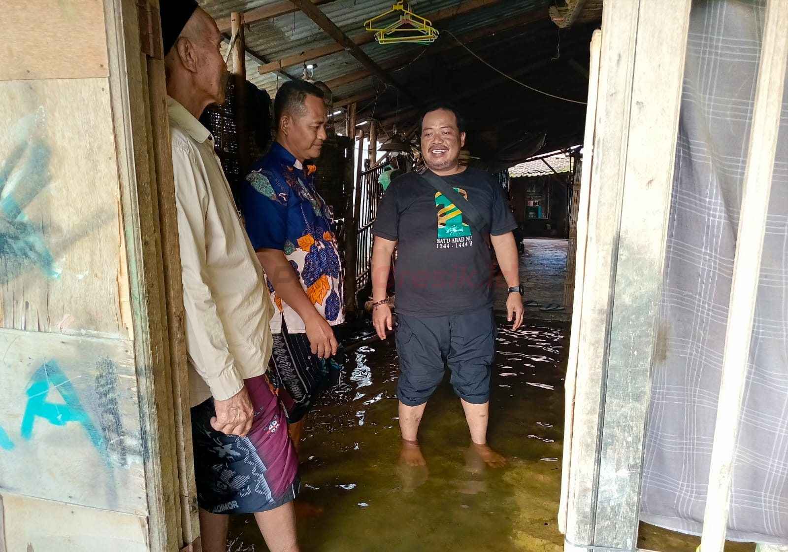 Anggota DPRD Gresik Fraksi Gerindra Yuyun Wahyudi (kaos hitam) saat terjun meninjau ke Lokasi terdampak banjir luapan sungai Bengawan Solo di Dusun Kaliwot Desa Bungah Gresik, Sabtu (25/1/2025) sore.