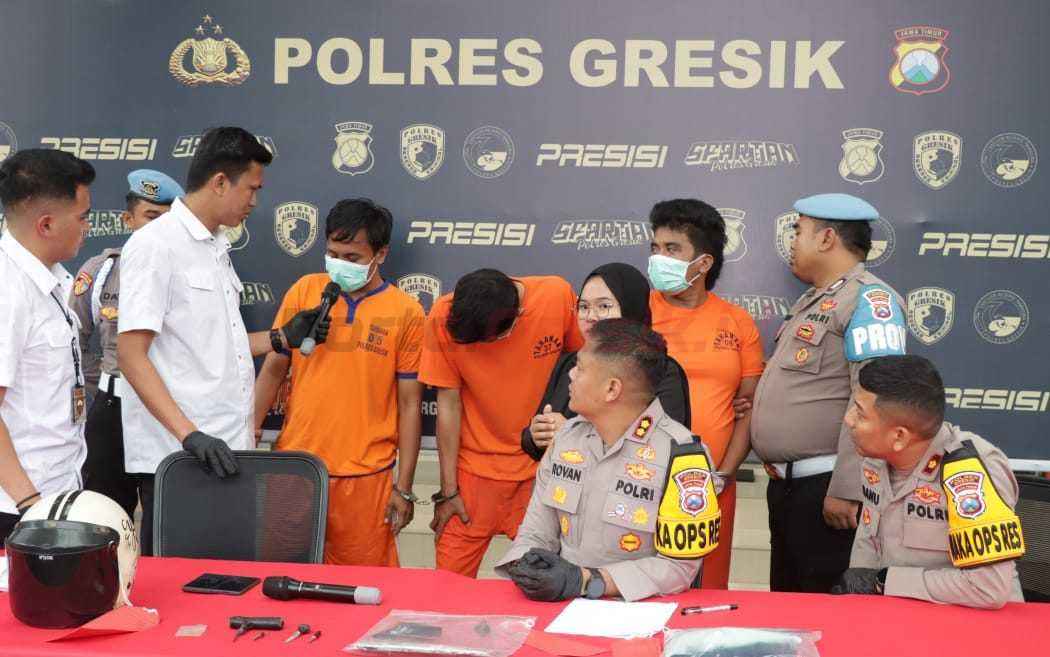 Konferensi pers yang digelar di halaman Mapolres Gresik, Kapolres Gresik AKBP Rovan Richard Mahenu, didampingi Kasat Reskrim AKP Abid Uais Al-Qarni Aziz, .Senin (27/01/2025)