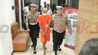 Pelaku pembacokan UD, saat diamankan di Mapolres Gresik, Senin (27/01/2025)