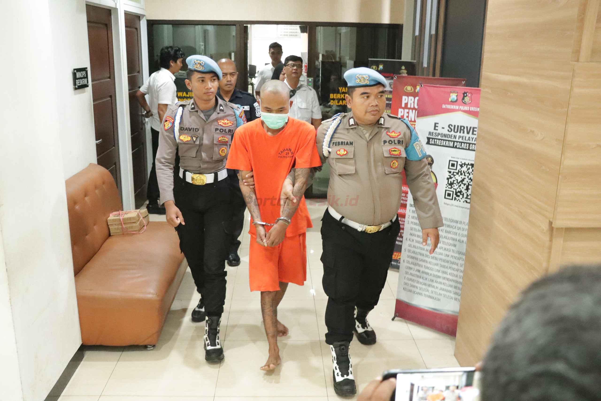 Pelaku pembacokan UD, saat diamankan di Mapolres Gresik, Senin (27/01/2025)