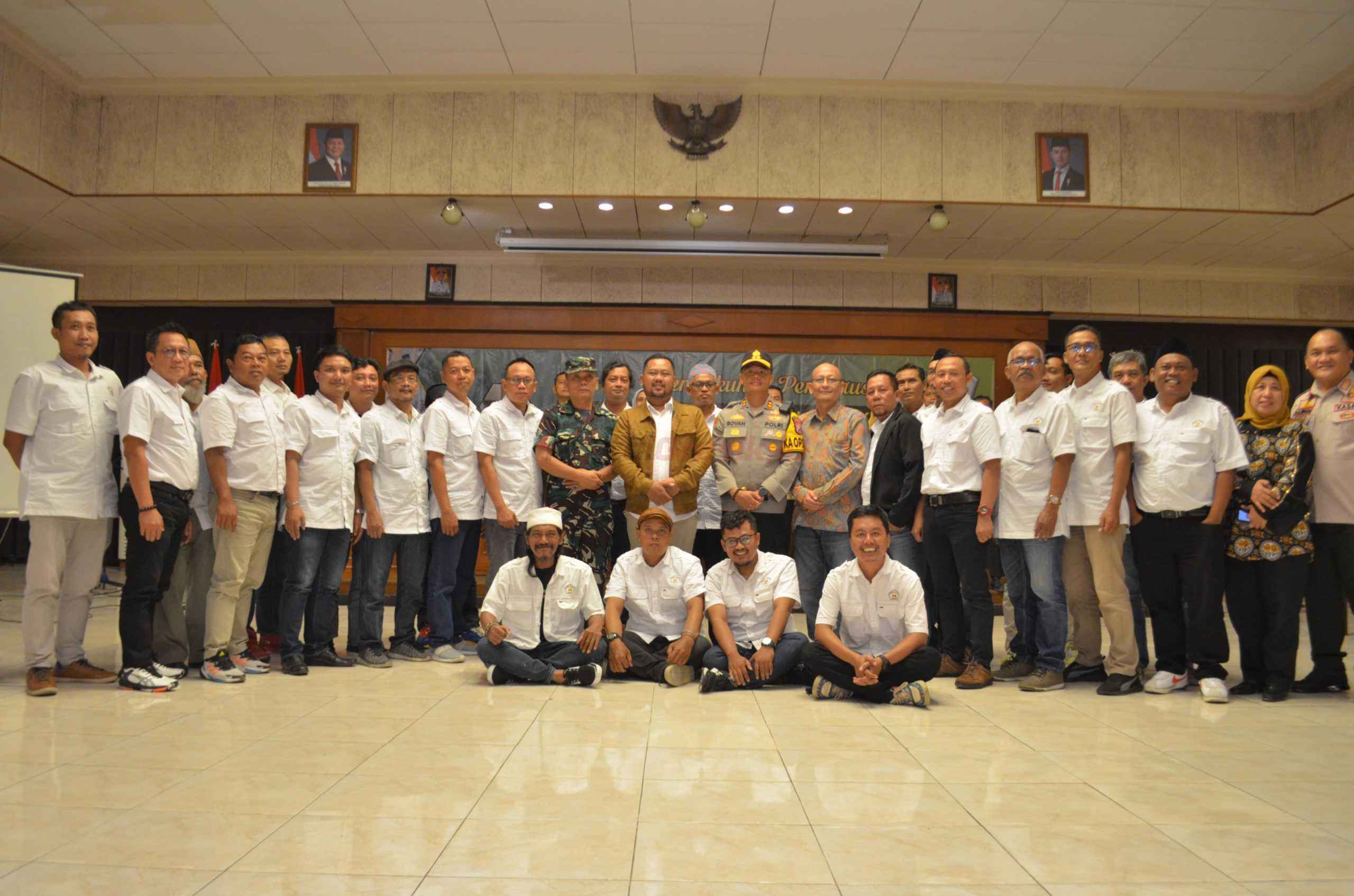 Foto bersama Pengurus dan anggota Komunitas Wartawan Gresik (KWG) periode 2024-2027 dan Forkopimda Gresik, usai acara pengukuhan yang berlangsung di Ruang Mandala Bakti Praja, Kantor Pemkab Gresik, Kamis (30/1/2025).