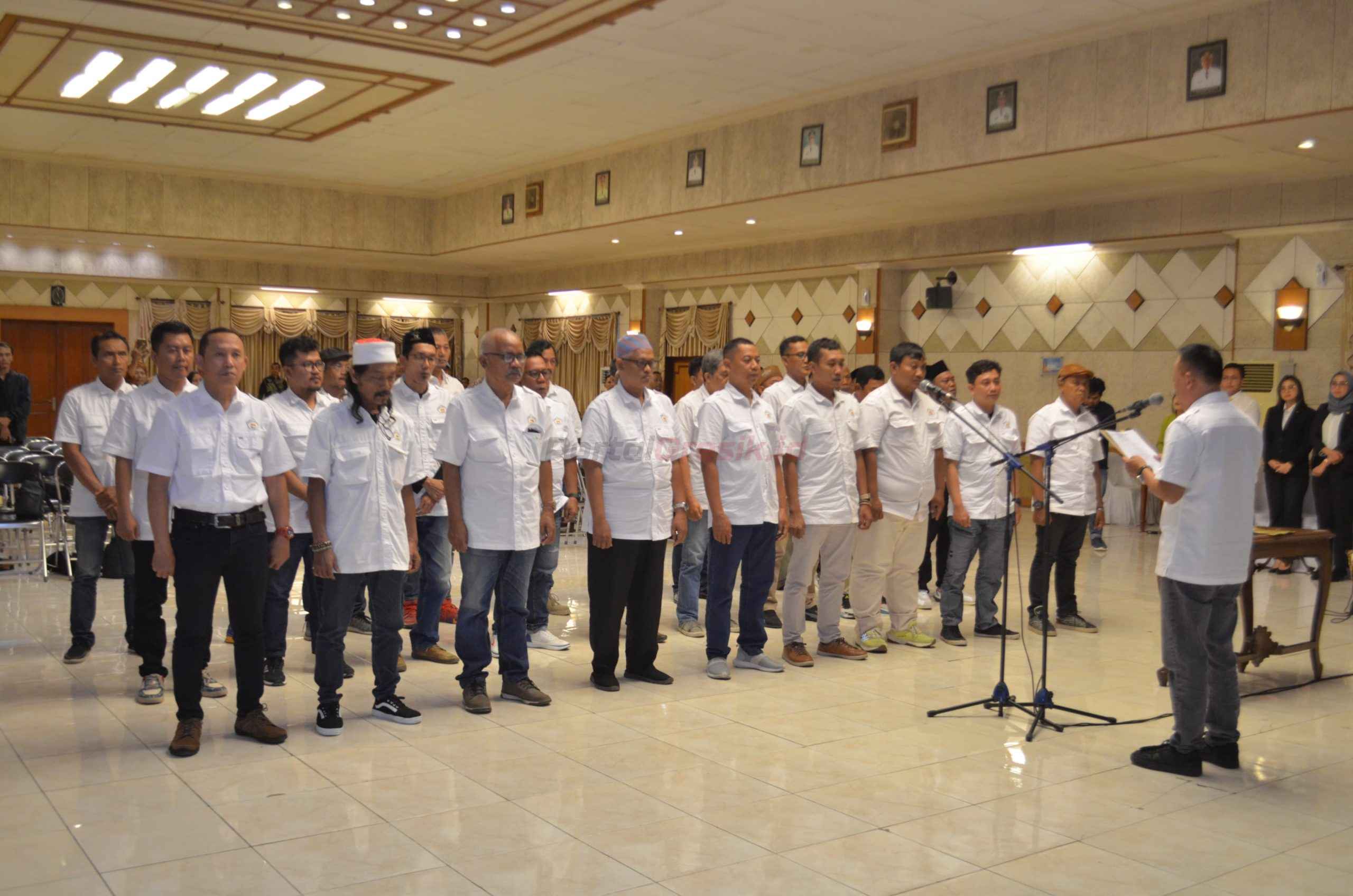 Prosesi pengukuhan Pengurus dan anggota Komunitas Wartawan Gresik (KWG) periode 2024-2027, yang berlangsung di Ruang Mandala Bakti Praja, Kantor Pemkab Gresik, Kamis (30/1/2025).