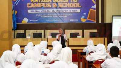 Dokter dari RSPG saat menyampaikan materi terkait pencegahan kanker pada K3 Goes to School yang digelar Petrokimia Gresik di SMK PGRI 1 Gresik