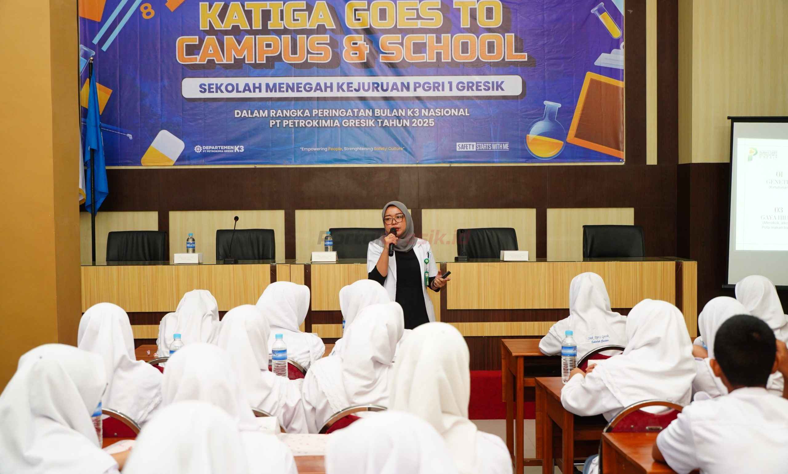 Dokter dari RSPG saat menyampaikan materi terkait pencegahan kanker pada K3 Goes to School yang digelar Petrokimia Gresik di SMK PGRI 1 Gresik