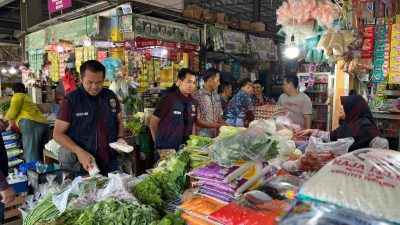 Satgas Pangan Polres Gresik saat melakukan inspeksi mendadak (sidak) ke Pasar Baru Gresik dan Superindo Gresik. Kamis (13/2/2025).