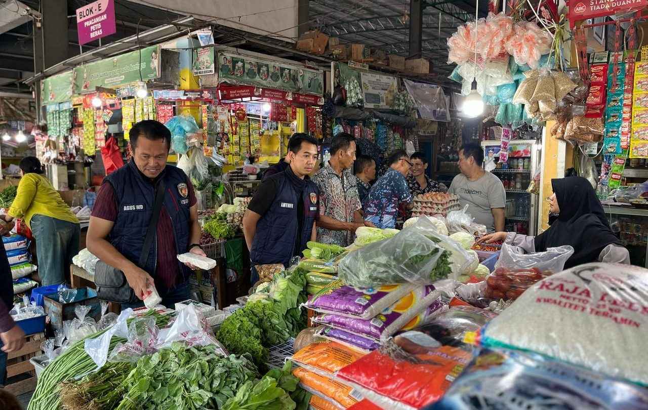 Satgas Pangan Polres Gresik saat melakukan inspeksi mendadak (sidak) ke Pasar Baru Gresik dan Superindo Gresik. Kamis (13/2/2025).