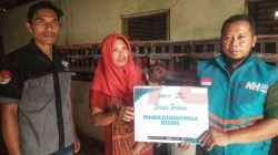 ibu Karsinah, seorang janda dengan tiga anak saat menerima bantuan dari Nurul Hayat