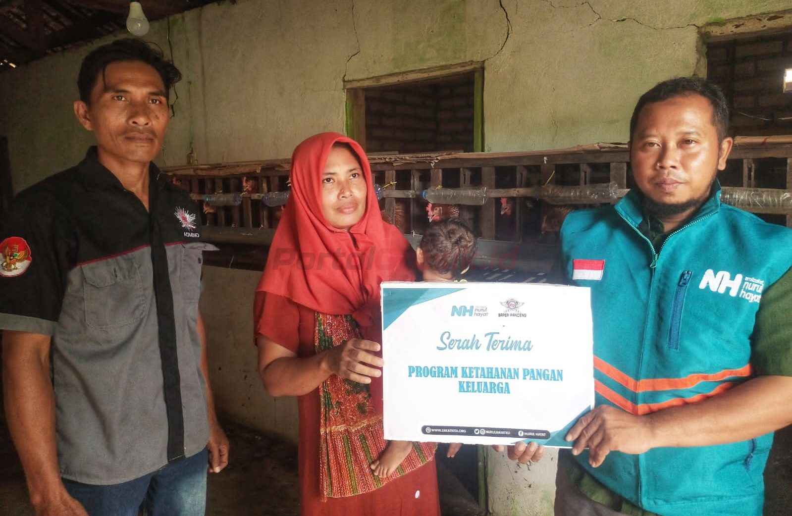 ibu Karsinah, seorang janda dengan tiga anak saat menerima bantuan dari Nurul Hayat