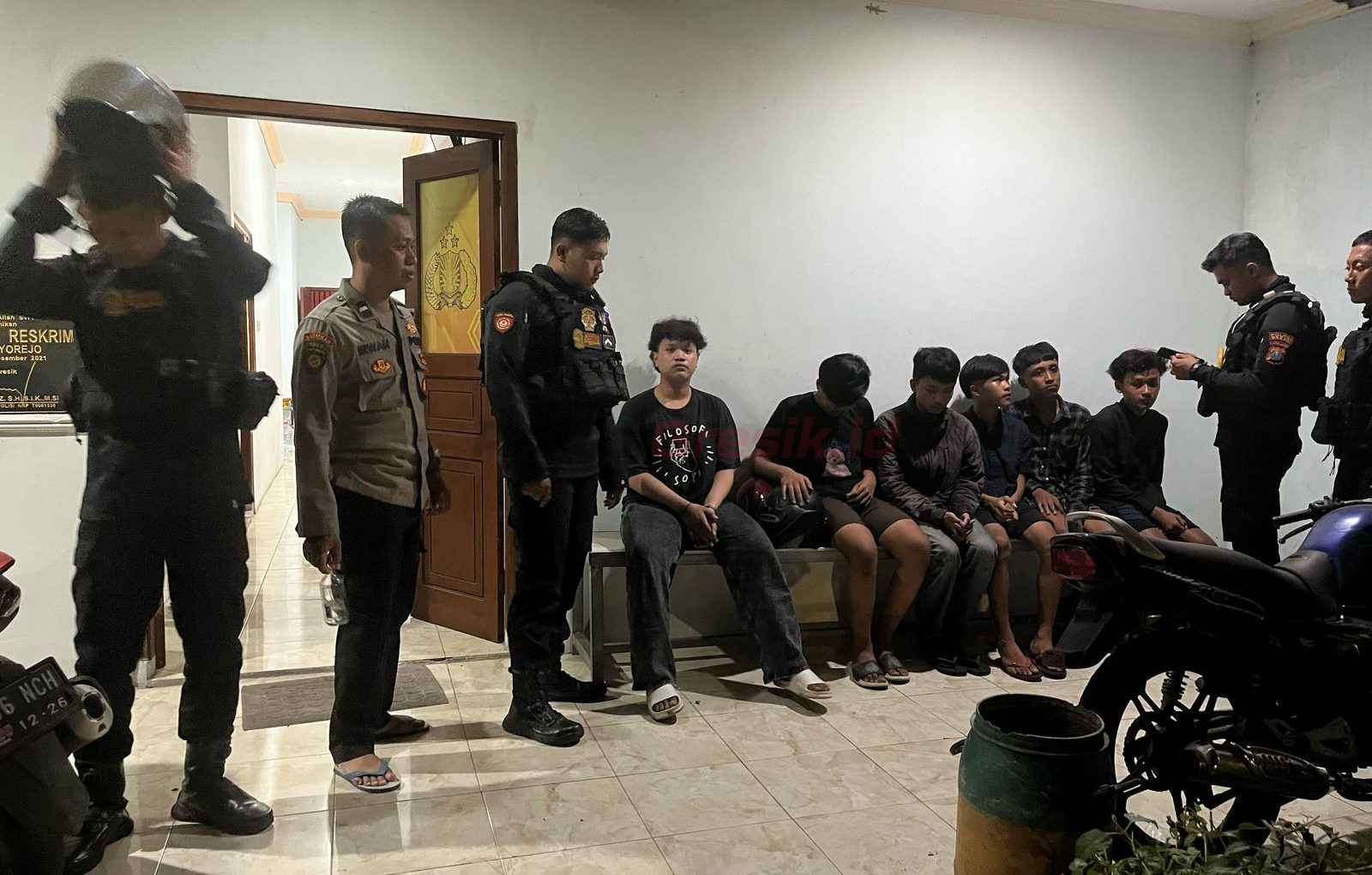 Unit Raimas Sat Samapta Polres Gresik amankan gengster saat menggelar patroli Perintis Presisi di sejumlah titik rawan pada Jumat (14/2/2025) hingga dini hari.