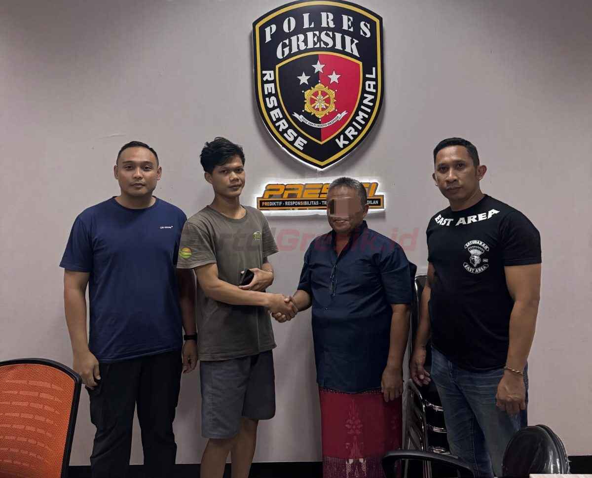 Nurul Huda korban pencurian HP saat menerima kembali HP nya dari Tim Khusus (Timsus) Macan Giri Satreskrim Polres Gresik.