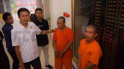 Tersangka pelaku ganjal ATM saat diamankan di Mapolres Gresik, Senin (17/02/2025)