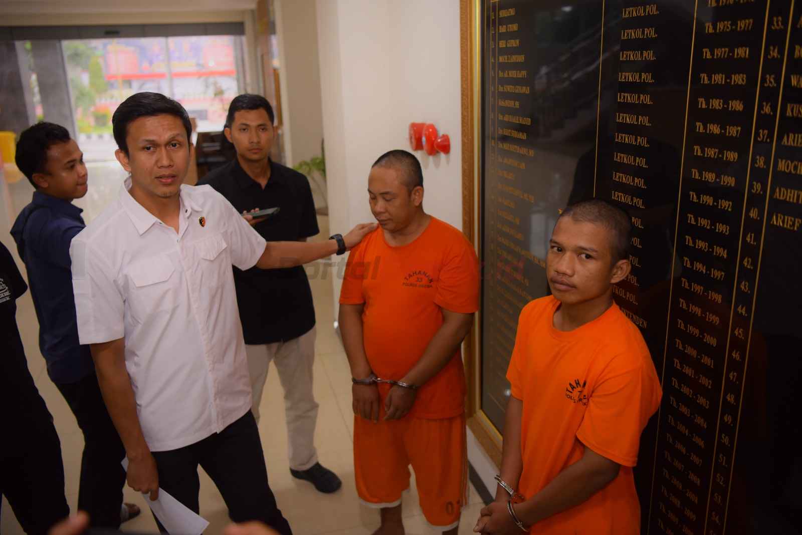 Tersangka pelaku ganjal ATM saat diamankan di Mapolres Gresik, Senin (17/02/2025)
