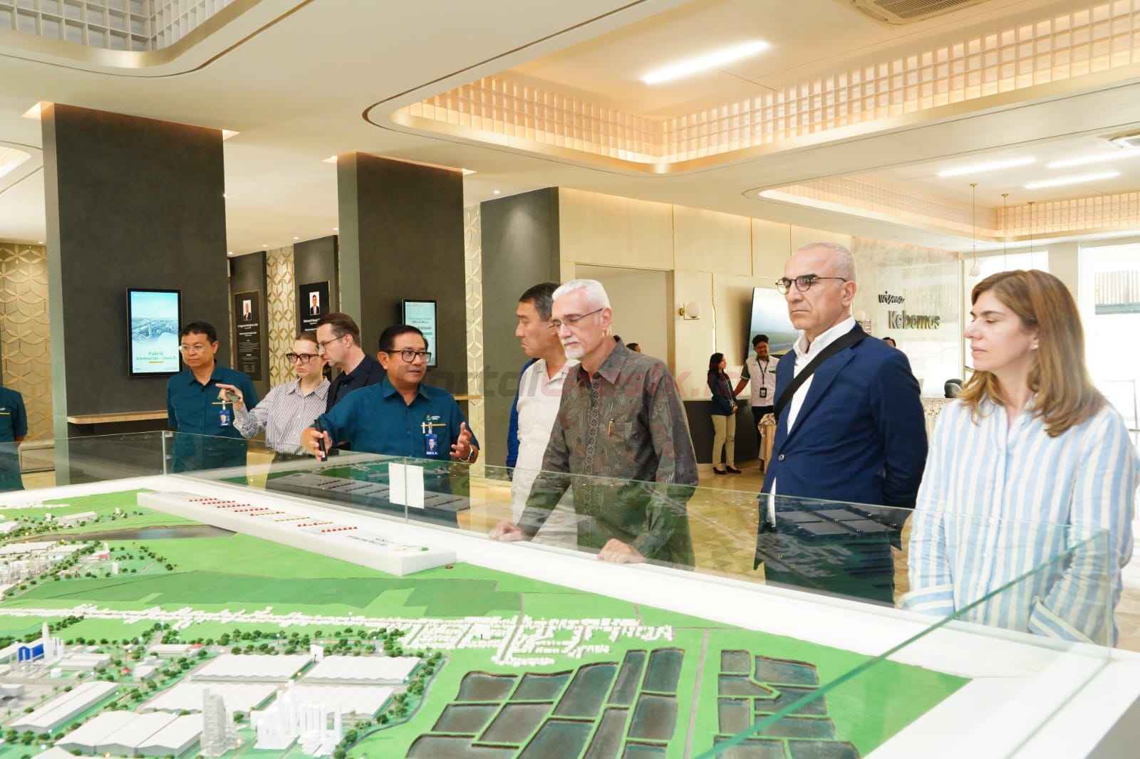 DU PG, Dwi Satriyo Annurogo (empat dari kiri) bersama DUBES Eurasian Economic Union (EAEU) saat mengunjungi Exhibition Building Wisma Kebomas Petrokimia Gresik.