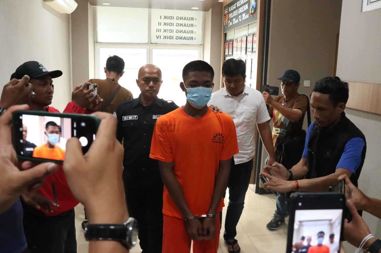 DHS Pelaku kasus kekerasan terhadap anak yang menyebabkan kematian saat diamankan di Mapolres Gresik pada Rabu (19/02/2025).