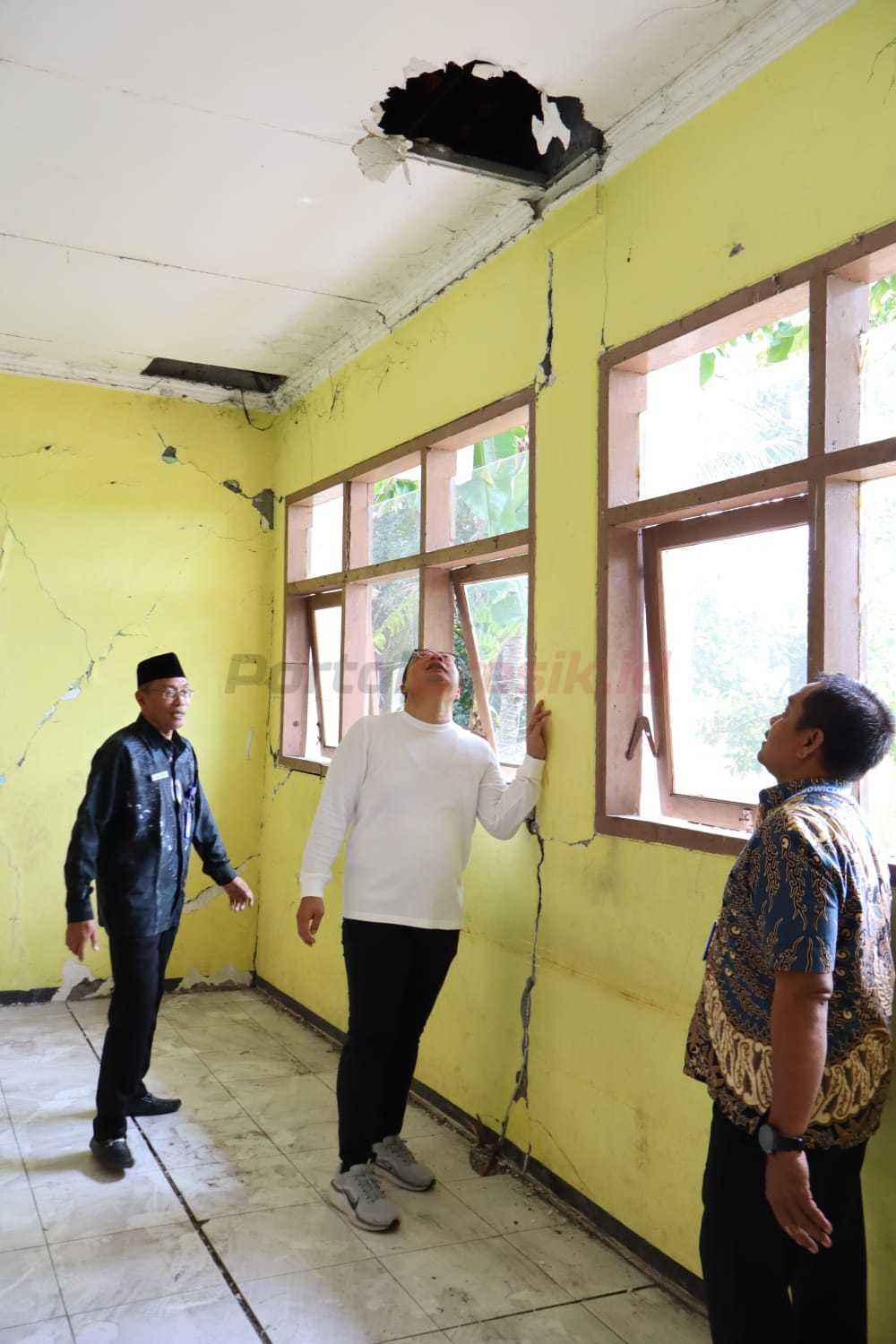 Wabup Gresik Asluchul Alif Langsung Tinjau Sekolah Rusak UPT SMPN 16 Kedamean