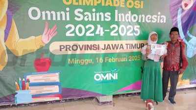 Ananda Farah Faridatus Sa’adah Binti Abdul Rokhim, siswi Madrasah Ibtidaiyah (MI) Mambaul Huda, Banter, Kecamatan Benjeng bersama guru pembinanya Bapak Muhadi S.Pd saat mengikuti lomba