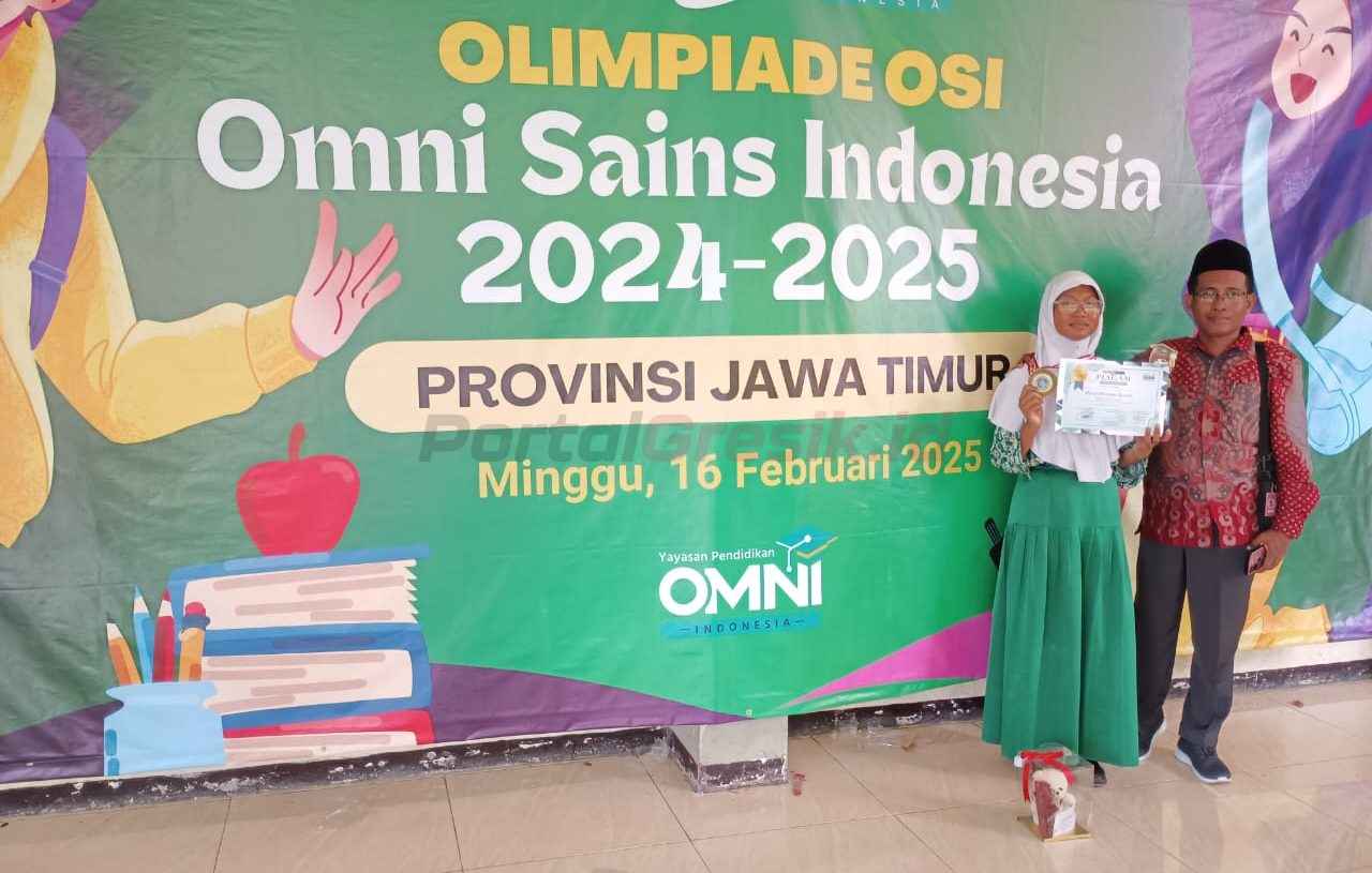 Ananda Farah Faridatus Sa’adah Binti Abdul Rokhim, siswi Madrasah Ibtidaiyah (MI) Mambaul Huda, Banter, Kecamatan Benjeng bersama guru pembinanya Bapak Muhadi S.Pd saat mengikuti lomba