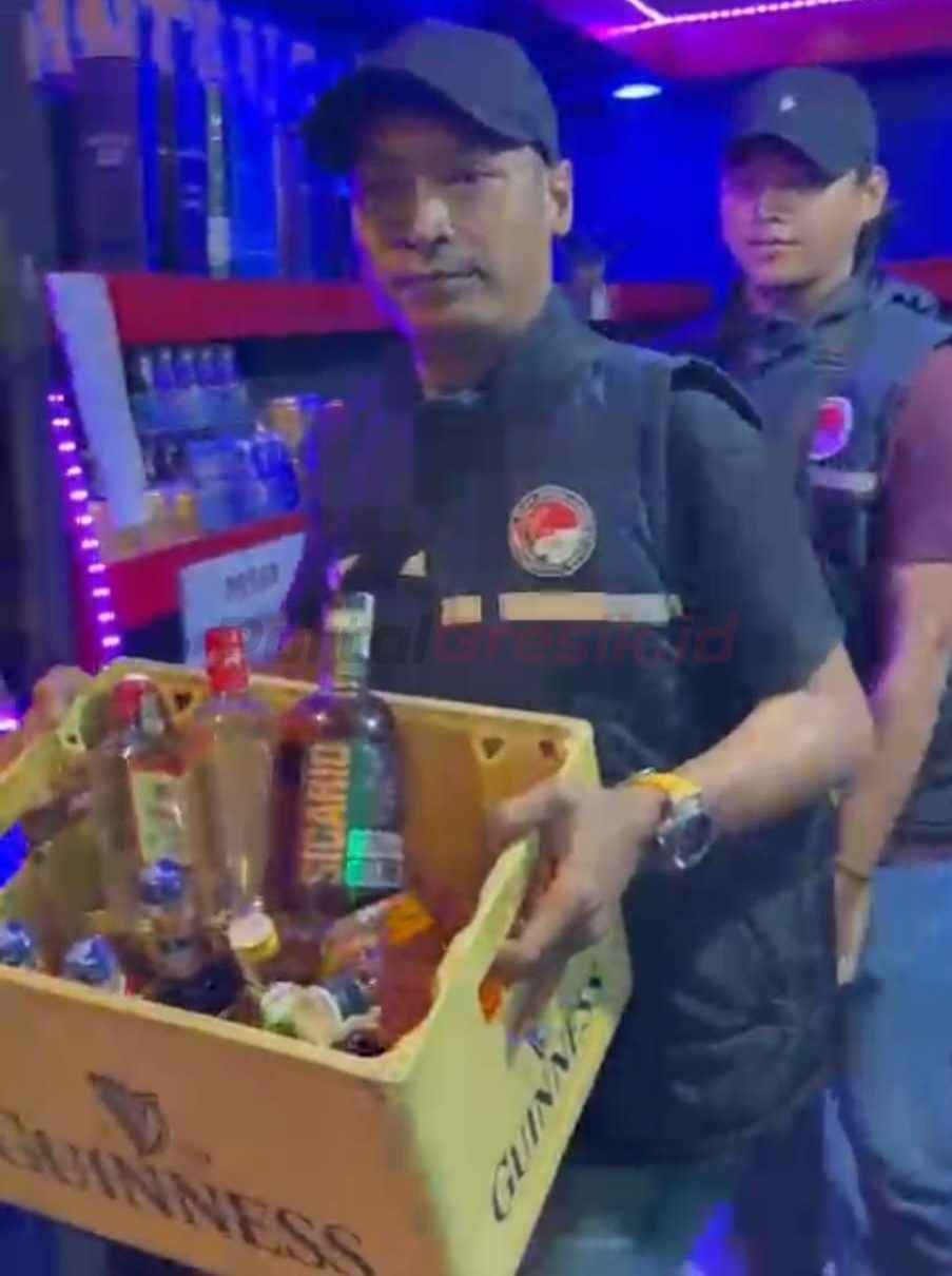 Sat Resnarkoba Polres Gresik yang dipimpin oleh Kasat Resnarkoba Iptu Joko Suprianto saat melakukan penggerebekan terhadap sebuah mini bar yang beroperasi tanpa izin di kawasan Pantai Jalan Raya Ngebo, Kecamatan Ujung Pangkah, Kabupaten Gresik.