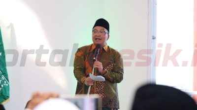 Wakil Bupati Gresik, Asluchul Alif, menghadiri Puncak Resepsi Peringatan Hari Lahir (Harlah) ke-102 Nahdlatul Ulama (NU) yang digelar di Masjid KH Robbach Ma’sum, Balongpanggang, Gresik, pada Sabtu (22/2/2025).