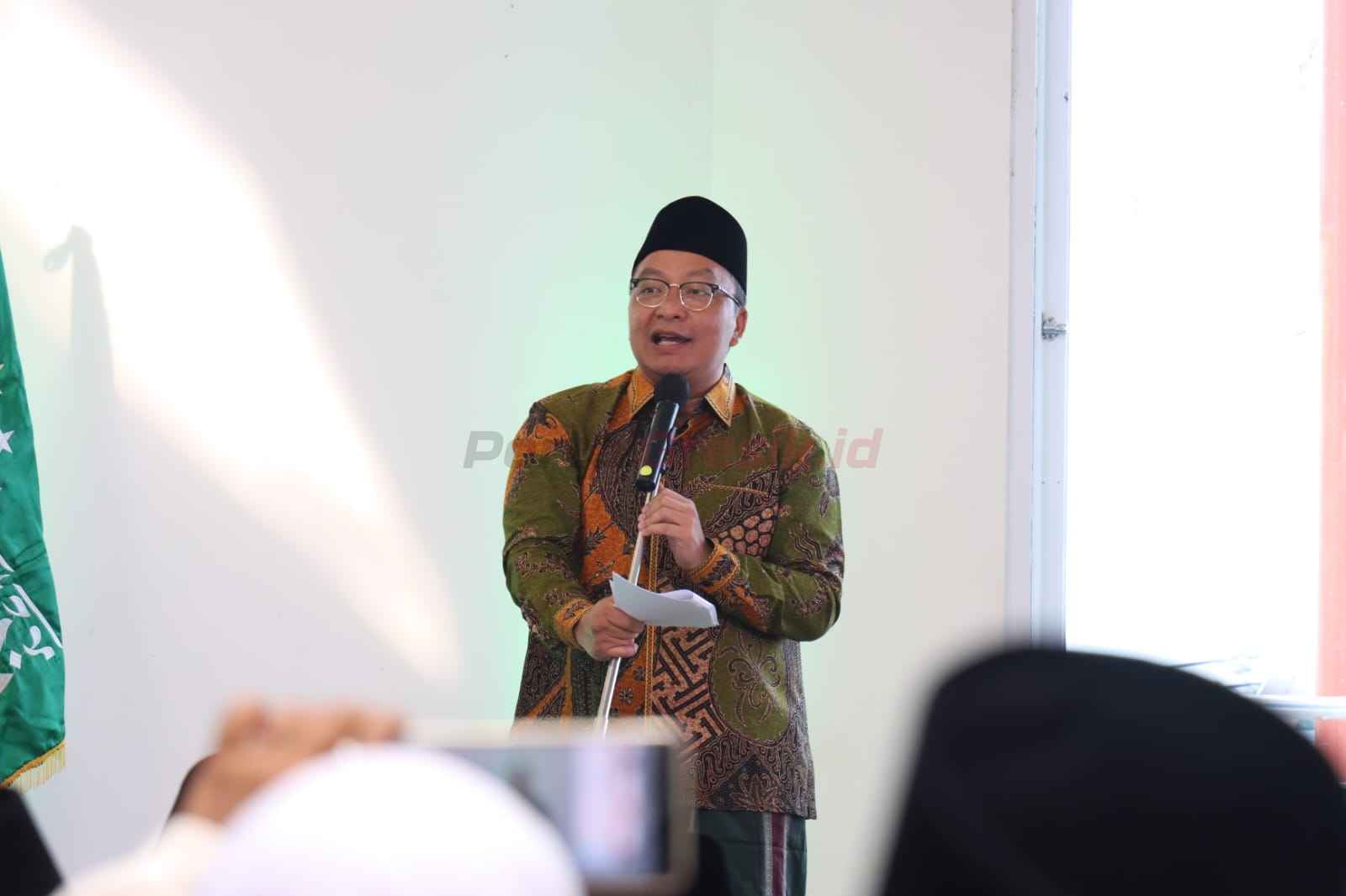 Wakil Bupati Gresik, Asluchul Alif, menghadiri Puncak Resepsi Peringatan Hari Lahir (Harlah) ke-102 Nahdlatul Ulama (NU) yang digelar di Masjid KH Robbach Ma’sum, Balongpanggang, Gresik, pada Sabtu (22/2/2025).