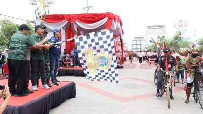 Wakil Bupati Gresik, Asluchul Alif, didampingi Sekretaris Daerah (Sekda) Achmad Washil, secara resmi melepas peserta Gerak Jalan Balongpanggang - Gresik, Sabtu (22/2/2025).