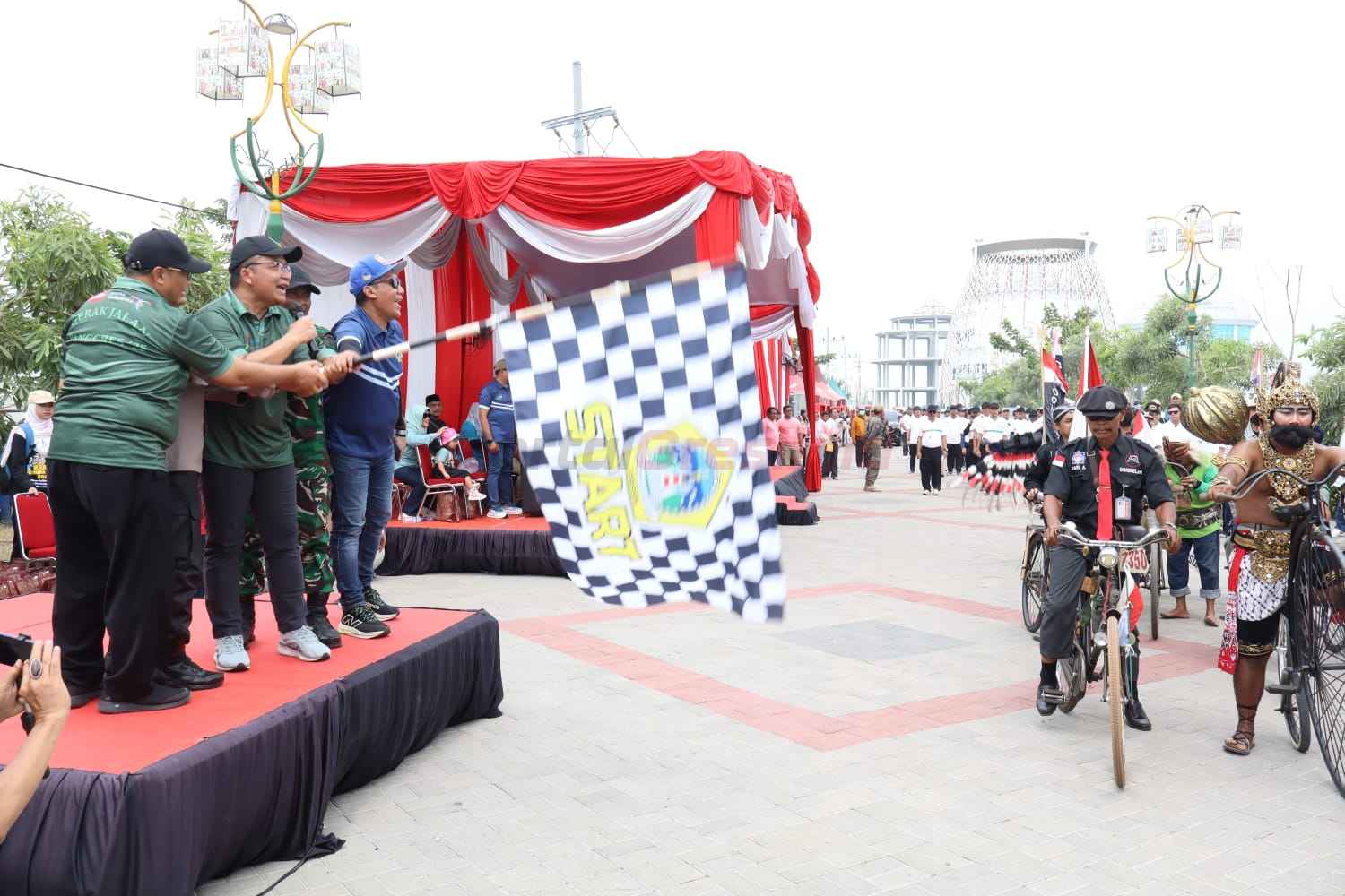 Wakil Bupati Gresik, Asluchul Alif, didampingi Sekretaris Daerah (Sekda) Achmad Washil, secara resmi melepas peserta Gerak Jalan Balongpanggang - Gresik, Sabtu (22/2/2025).