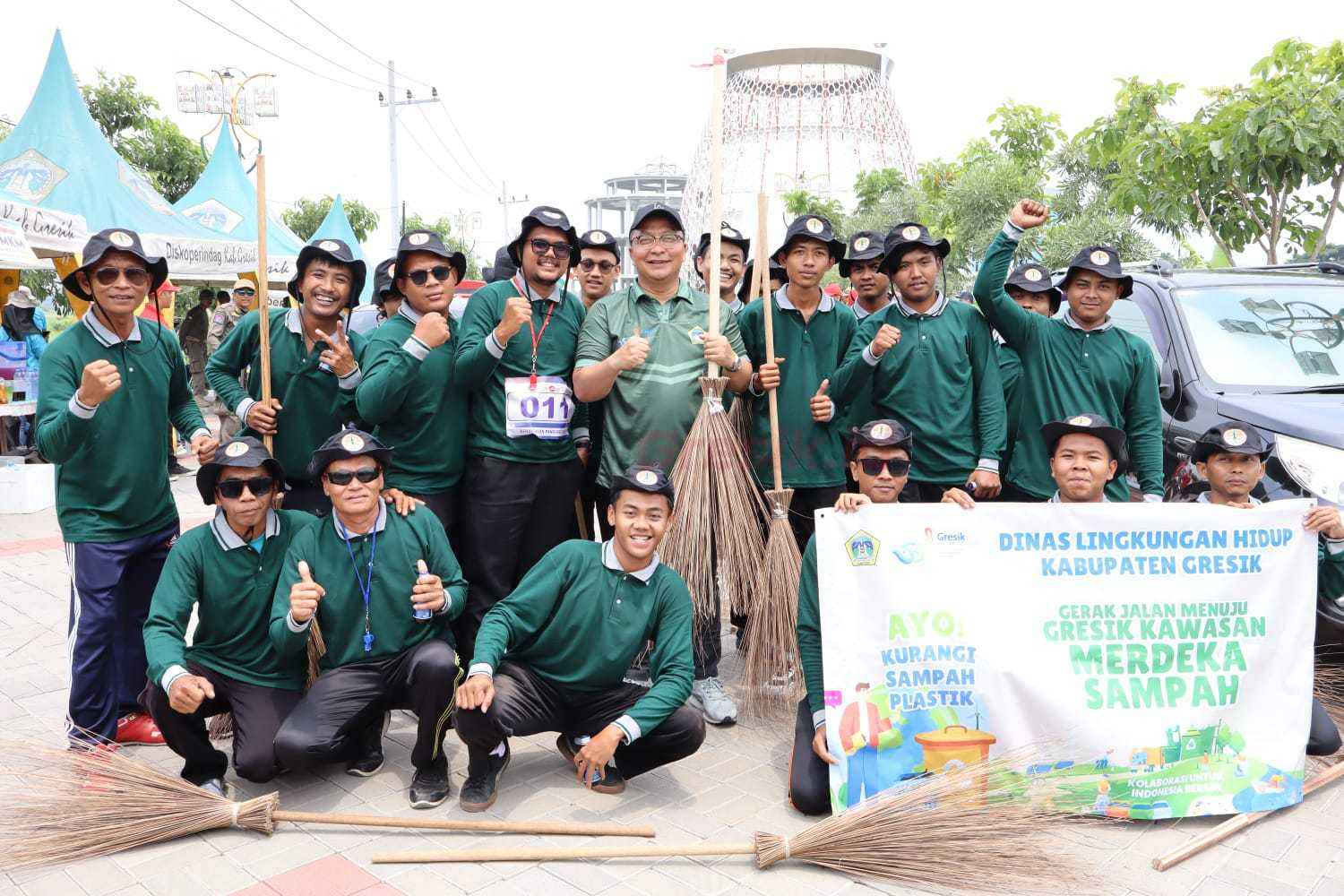 Wakil Bupati Gresik, Asluchul Alif saat berfoto dengan salah satu peserta Gerak Jalan Balongpanggang - Gresik, Sabtu (22/2/2025).