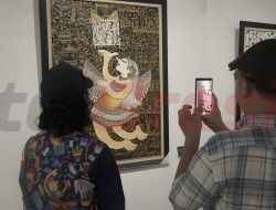 Yayasan Gang Sebelah Gelar Pameran Lukisan Damar Kurung Bertema The Jumping City : Representasi Kota yang Berjumpalitan