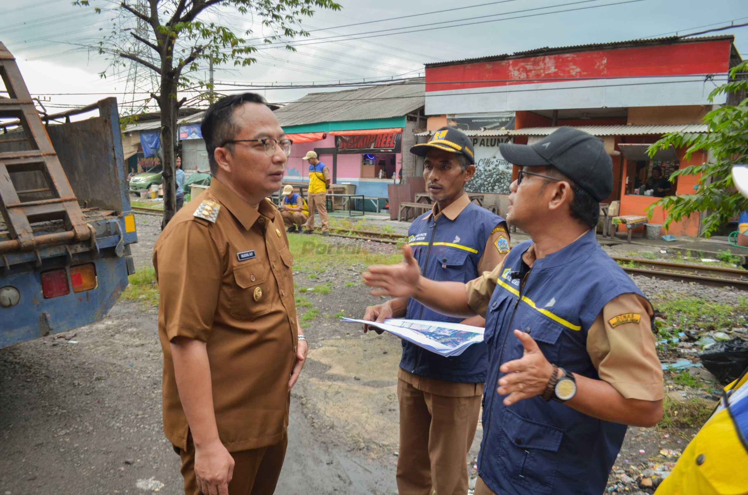 akil Bupati Gresik dr. Asluchul Alif melakukan inspeksi mendadak (sidak) jalan rusak di Jalan Kapten Darmo Sugondo Kelurahan Sidokumpul, Kecamatan/Kabupaten Gresik, Senin (24/2/2025).