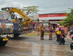 Dapat Aduan Warga Terkait Jalan Rusak di Jalan Kapten Darmo Sugondo, Wabup Gresik Asluchul Alif Pastikan Malam akan Diperbaiki