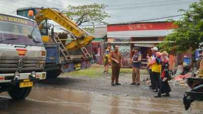 Dapat Aduan Warga Terkait Jalan Rusak di Jalan Kapten Darmo Sugondo, Wabup Gresik Asluchul Alif Pastikan Malam akan Diperbaiki